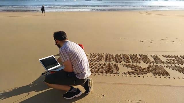 小伙子奇思妙想，发明出沙滩雕刻机器人，网友：绝对是表白神器！