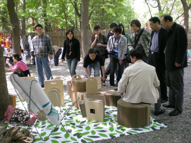 他们用“纸”折了张床，不仅没睡塌，还拿了德国红点设计大奖和国际专利