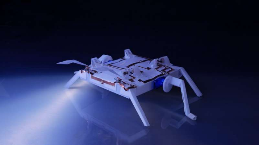 折纸启发的柔性电子构建的自主机器人可以在具有挑战性的环境中感知、分析和行动-3xmaker38.png